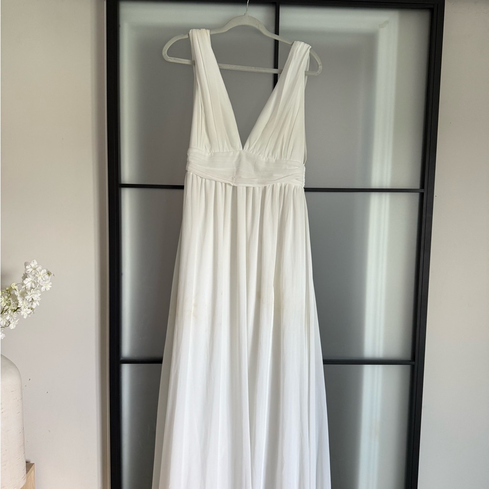 Elegant White Sleeveless Dress
